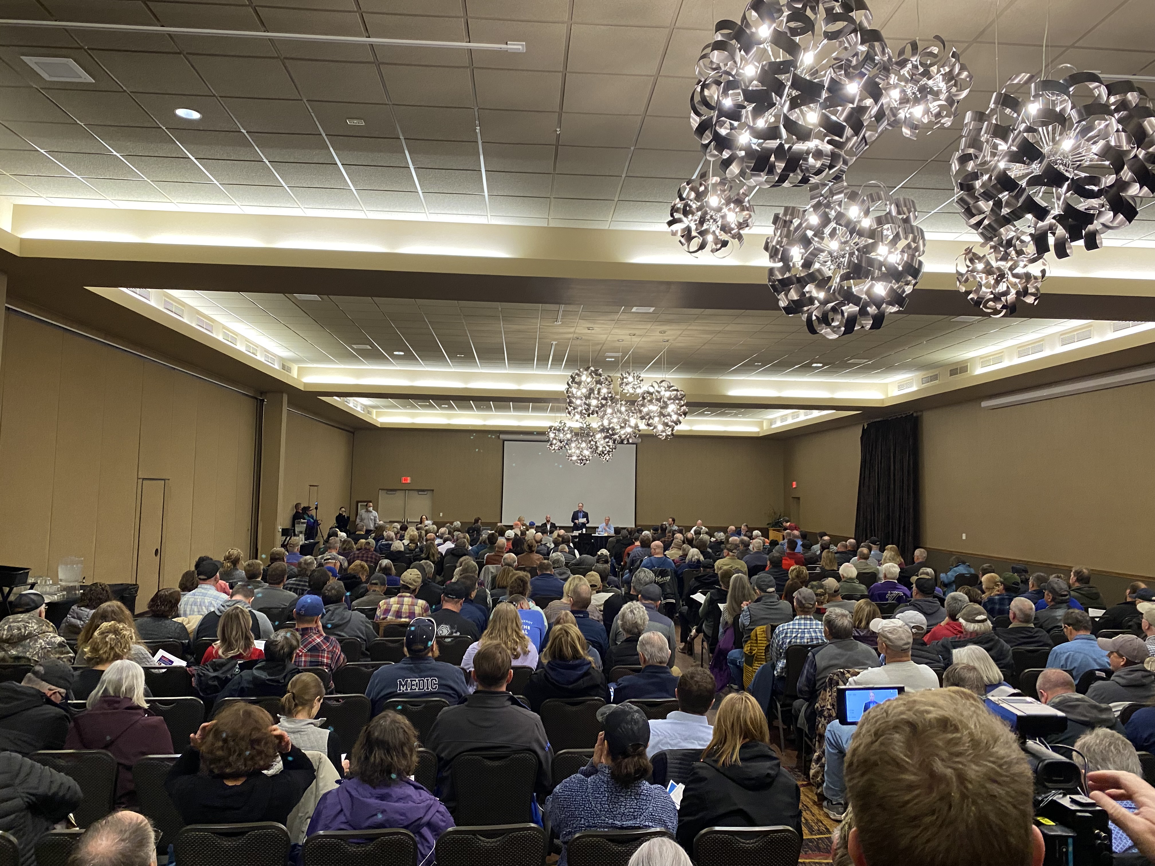 Crowd at Sioux Falls meeting expresses skepticism about proposed carbon pipeline - Vimarsana News