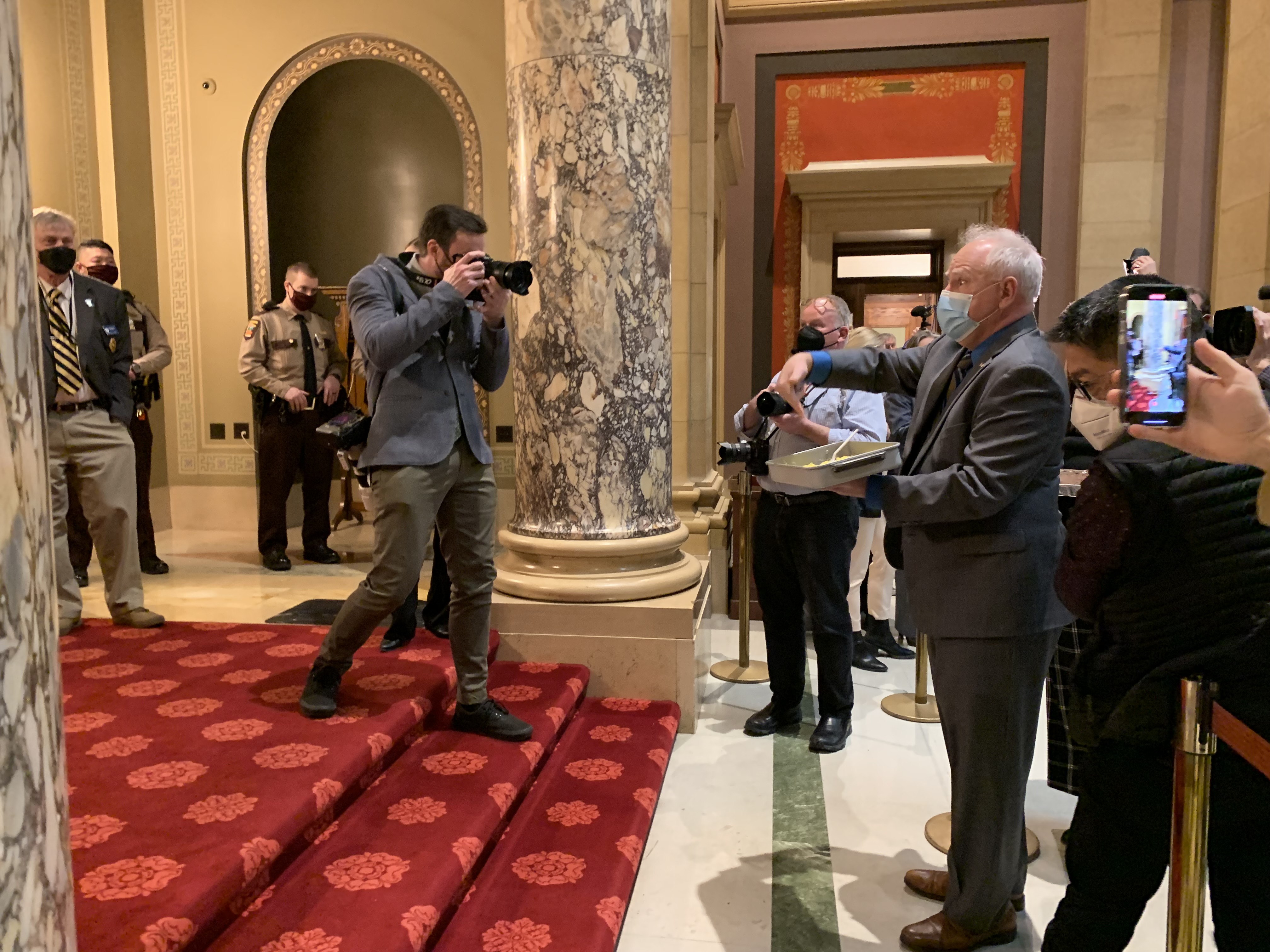 Lemon bars, looser COVID-19 precautions mark first day Minnesota legislative session - Vimarsana News
