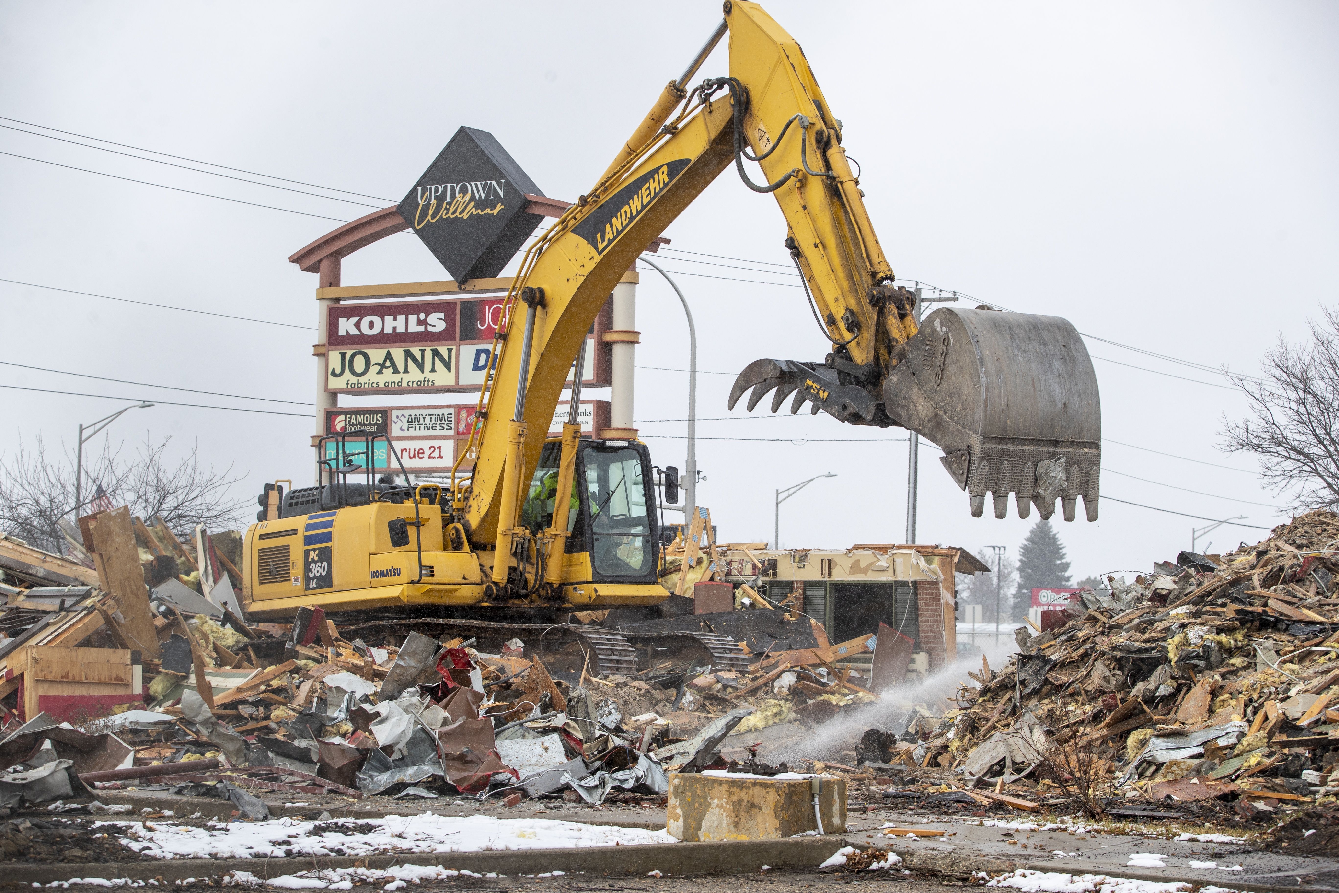 Crews demolish former Pizza Hut building in Willmar to make way for Slim Chickens restaurant coming in 2023 - Vimarsana News