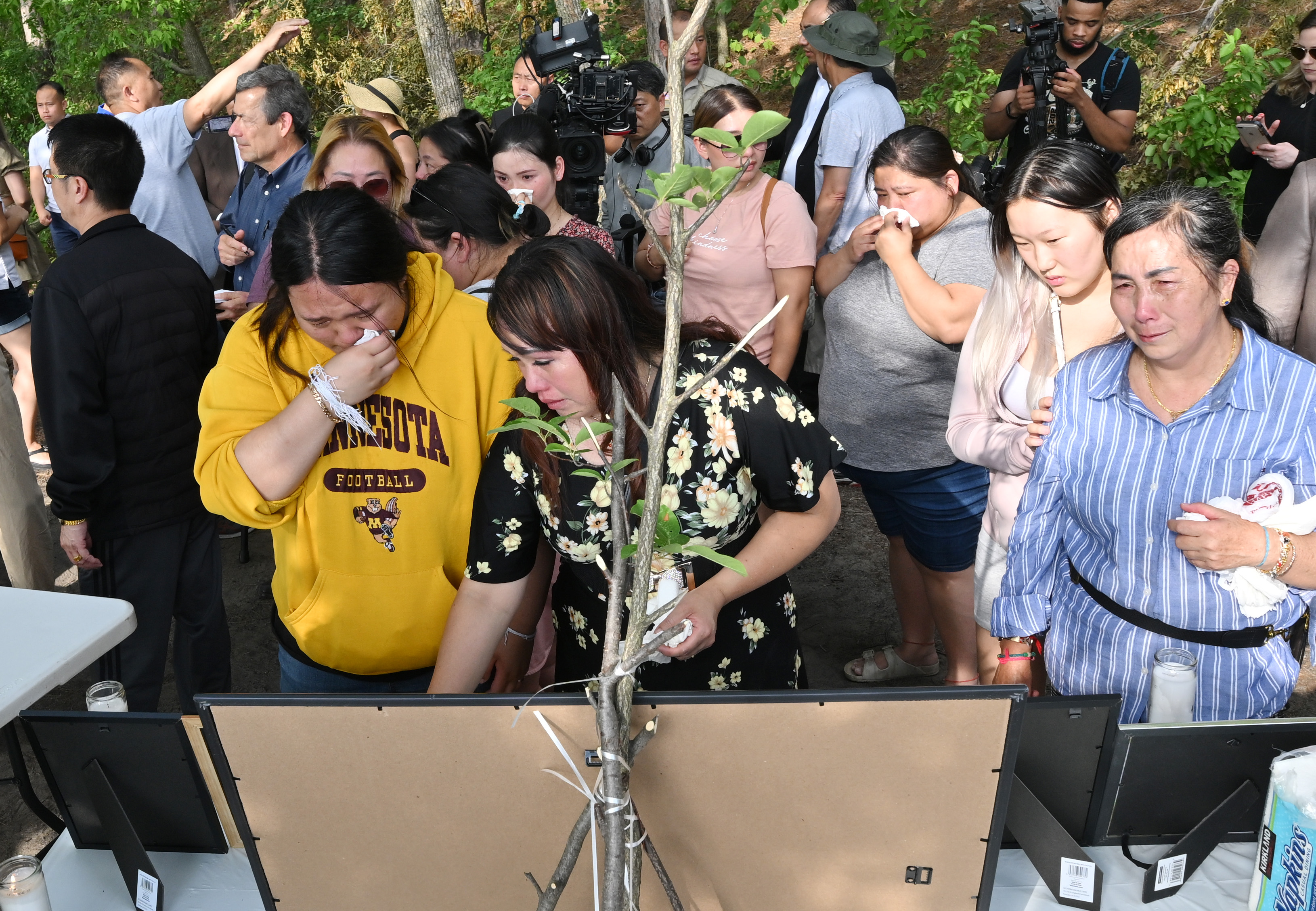 Tears and prayers at candlelight vigil for 3 kids, their parents at Vadnais Lake in Minnesota - Vimarsana News