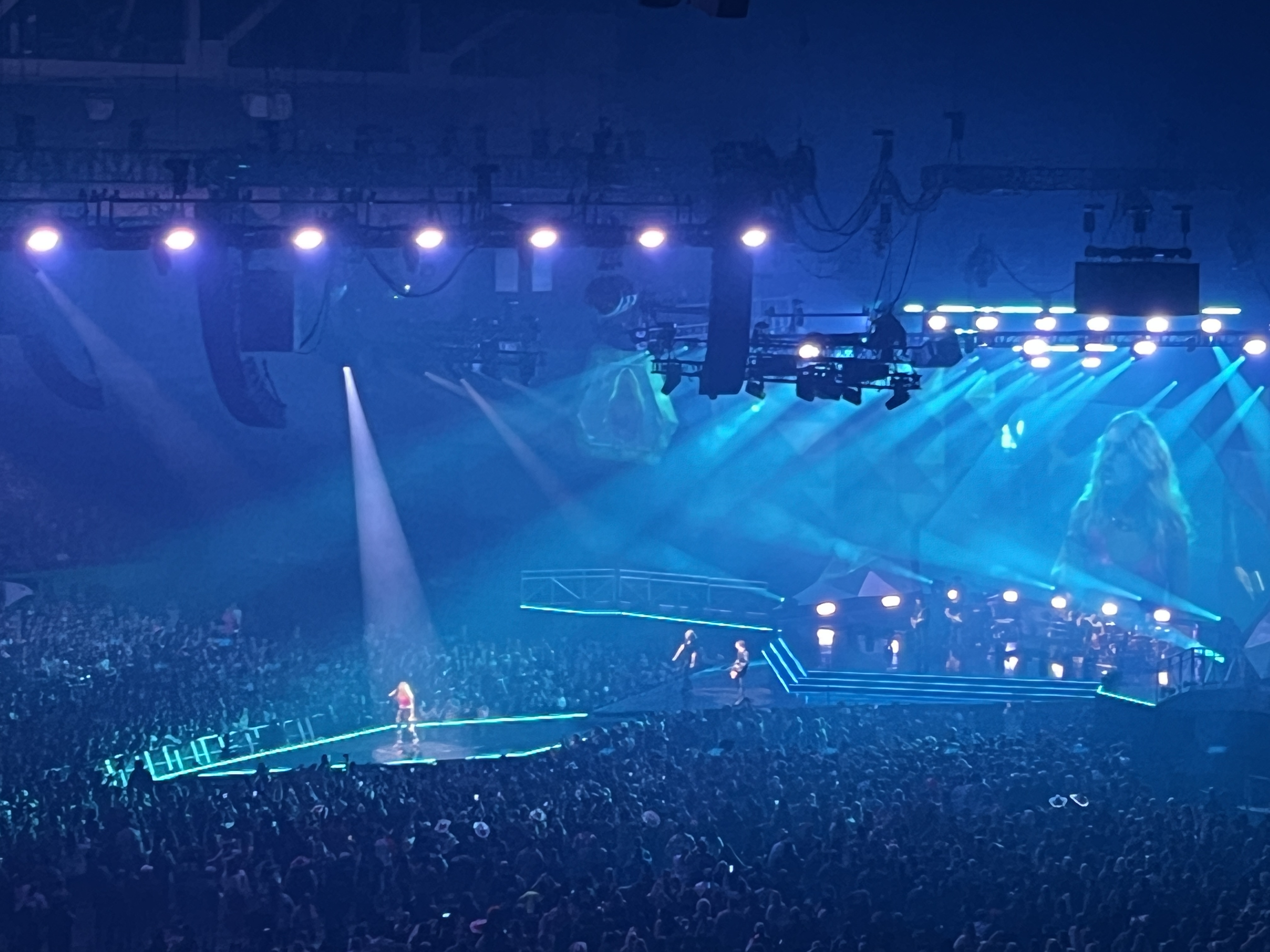 Carrie Underwood lights up Alerus Center on 'Denim and Rhinestones Tour' - Vimarsana News
