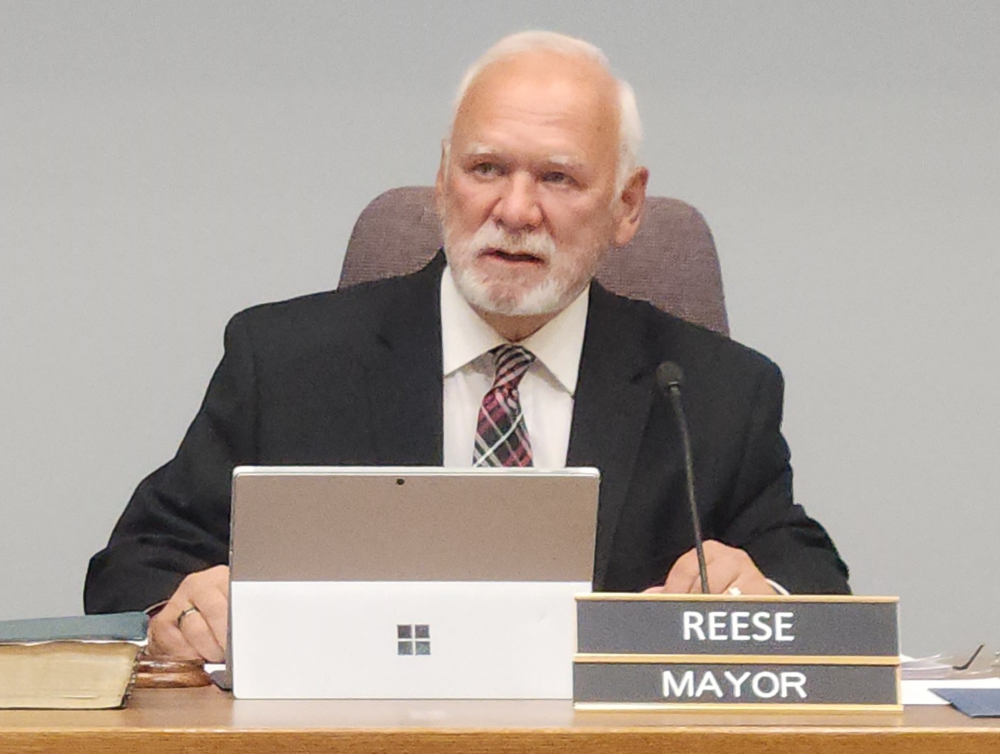 Willmar Mayor Doug Reese takes his oath of office - Vimarsana News