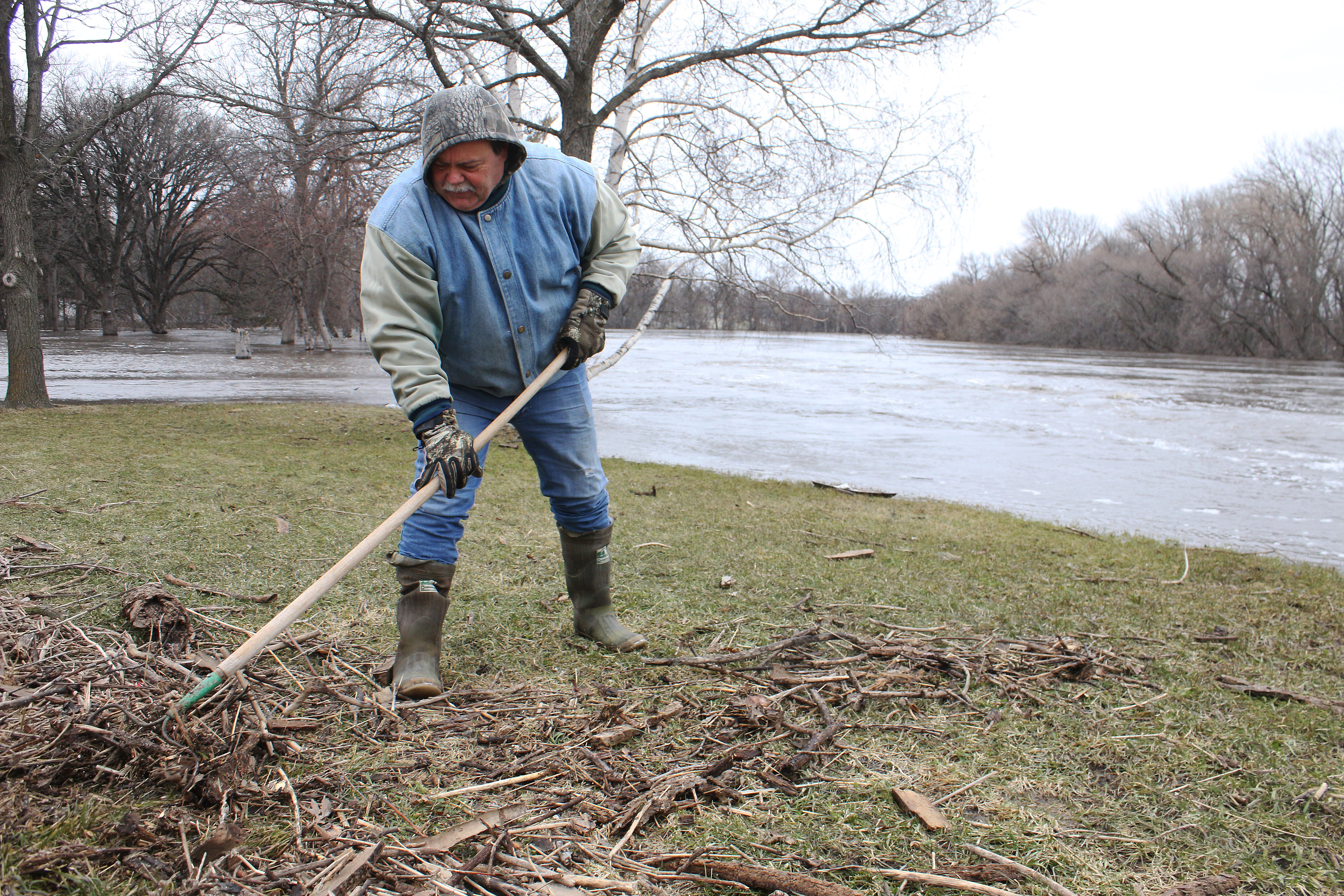 Emergency personnel inspired by number of volunteers in Crookston as Red Lake River recedes - Vimarsana News