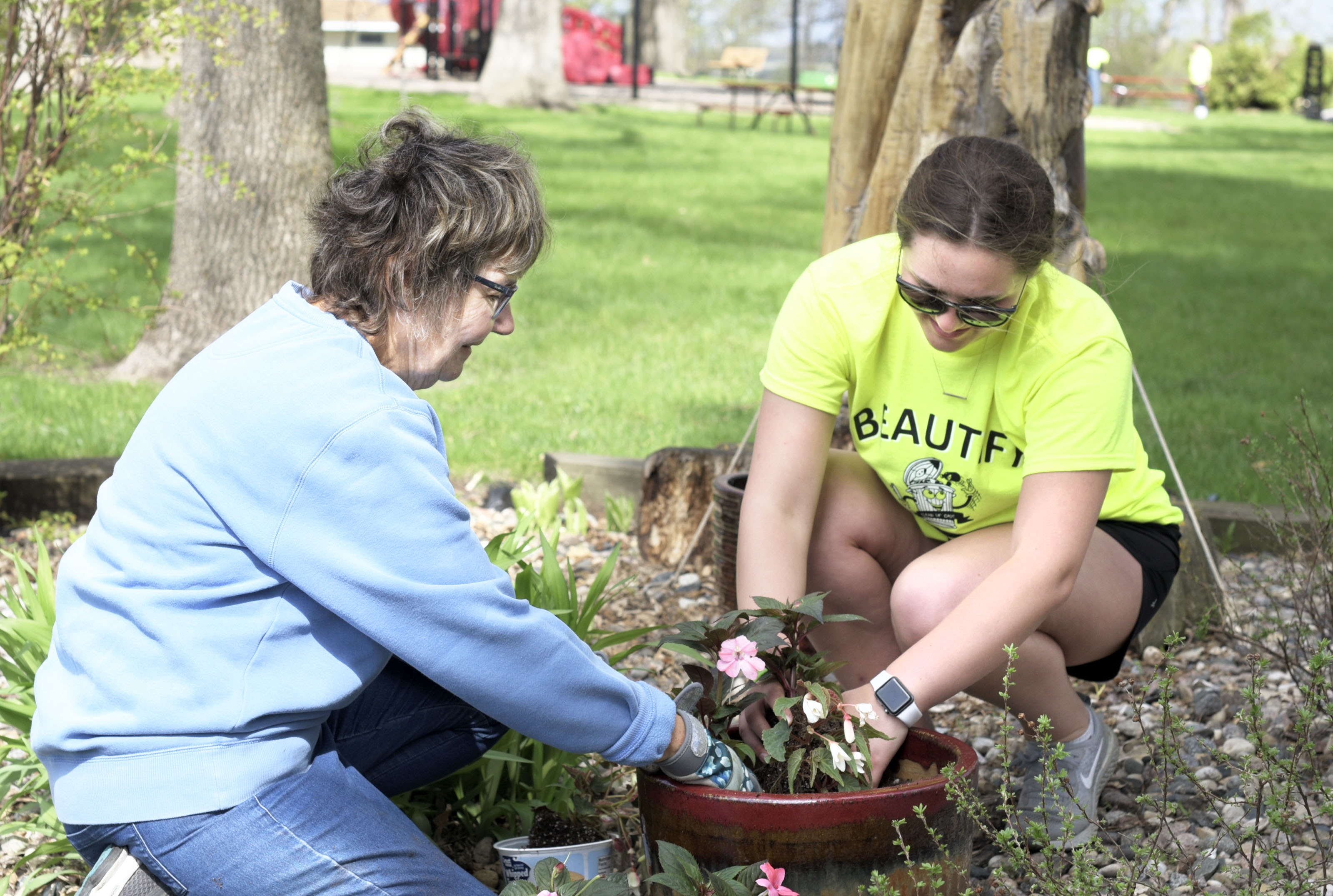 Students, volunteers add touches of beauty to Osakis - Vimarsana News