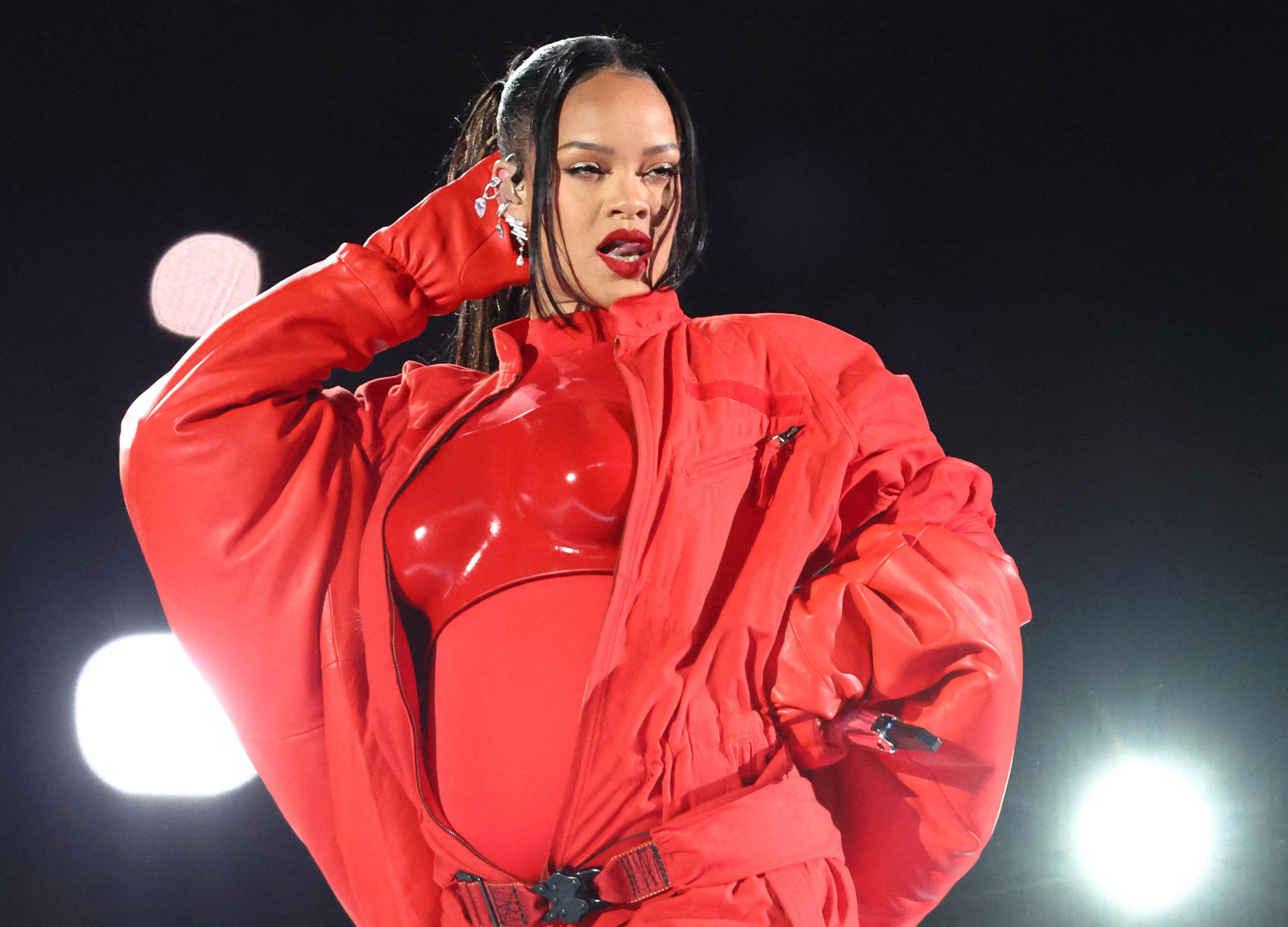 Rihanna lights up Super Bowl stage with 'Diamonds' - Vimarsana News