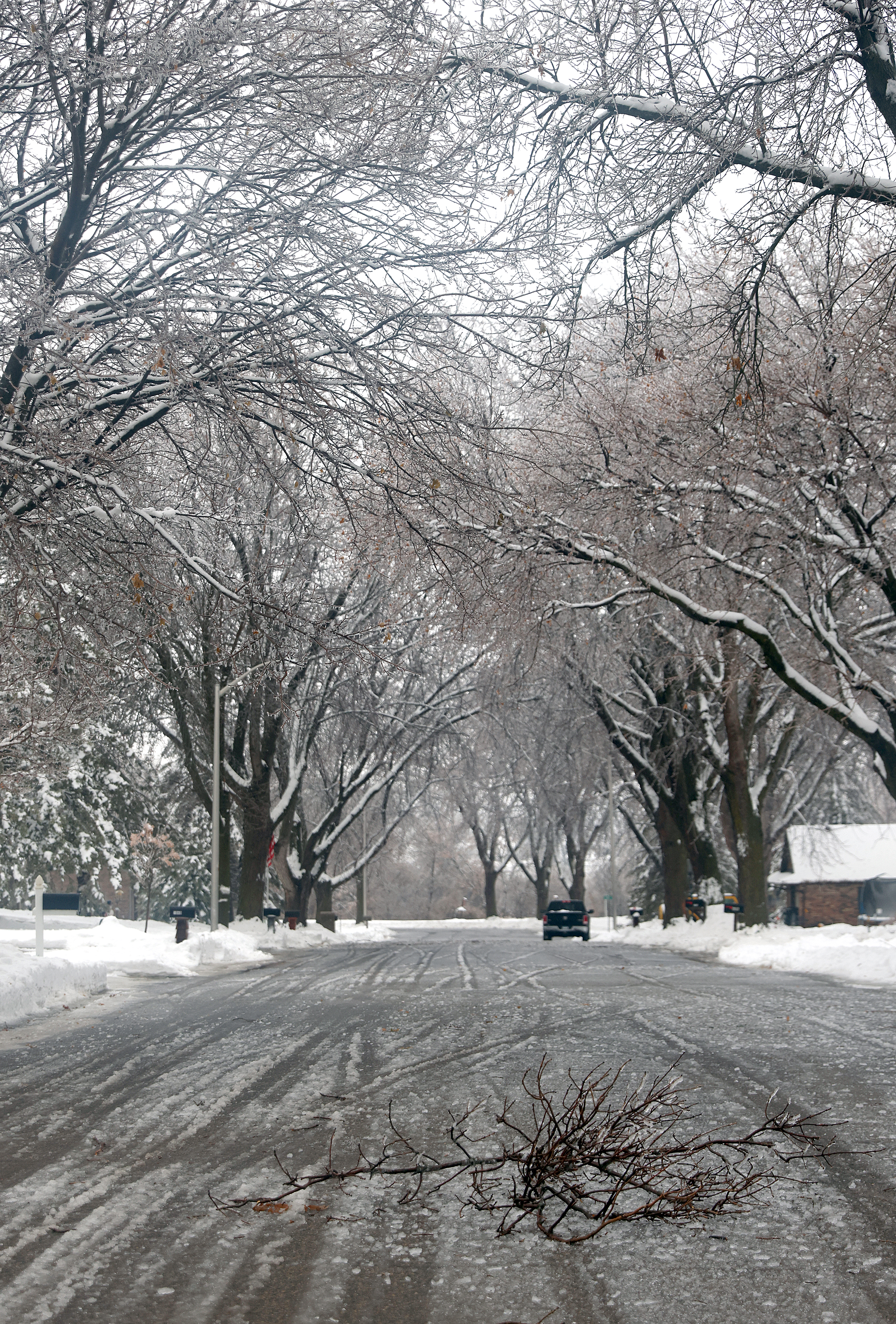 Storm blankets the area with ice - Vimarsana News