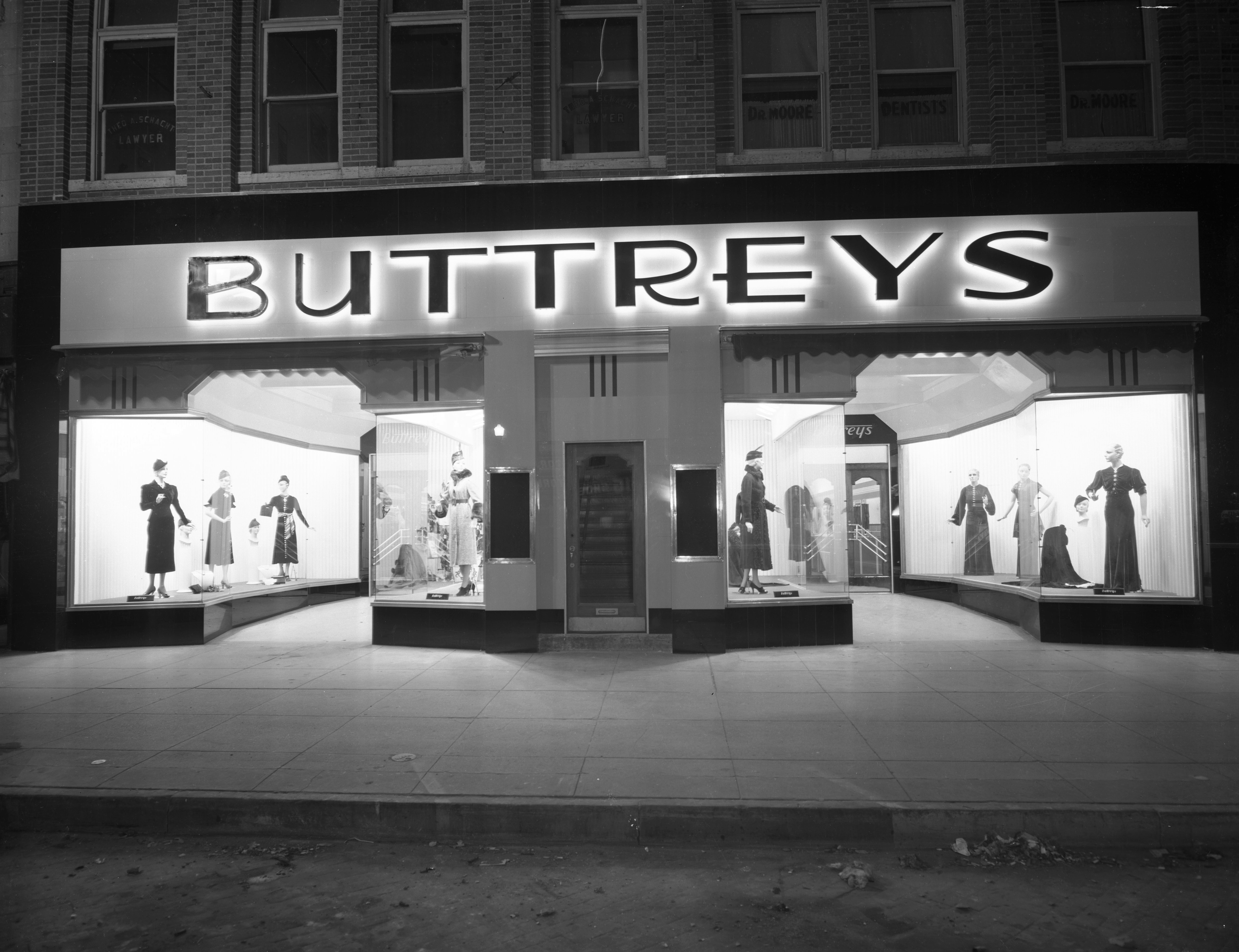 Buttreys drew shoppers with its stylish window displays - Vimarsana News