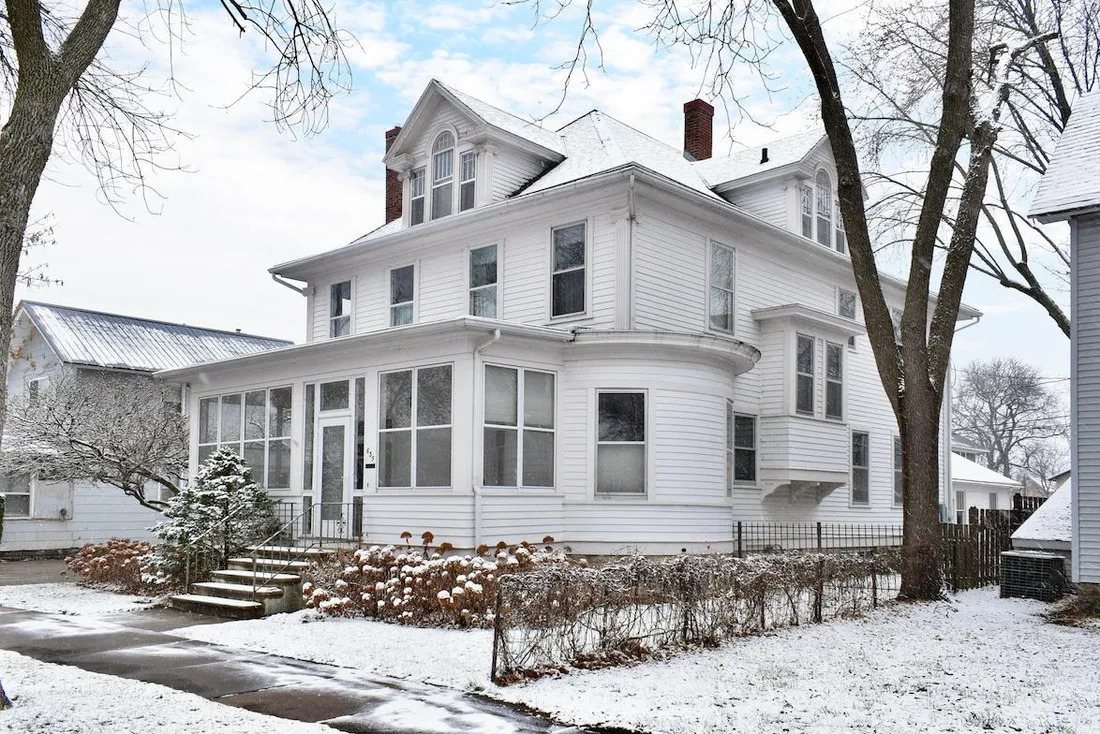 A woodworked beauty is for sale for $340,000 in Winona - Vimarsana News