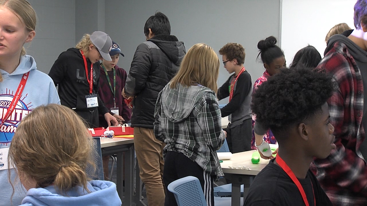 Fargo Middle Schoolers go hands on with STEM - Vimarsana News