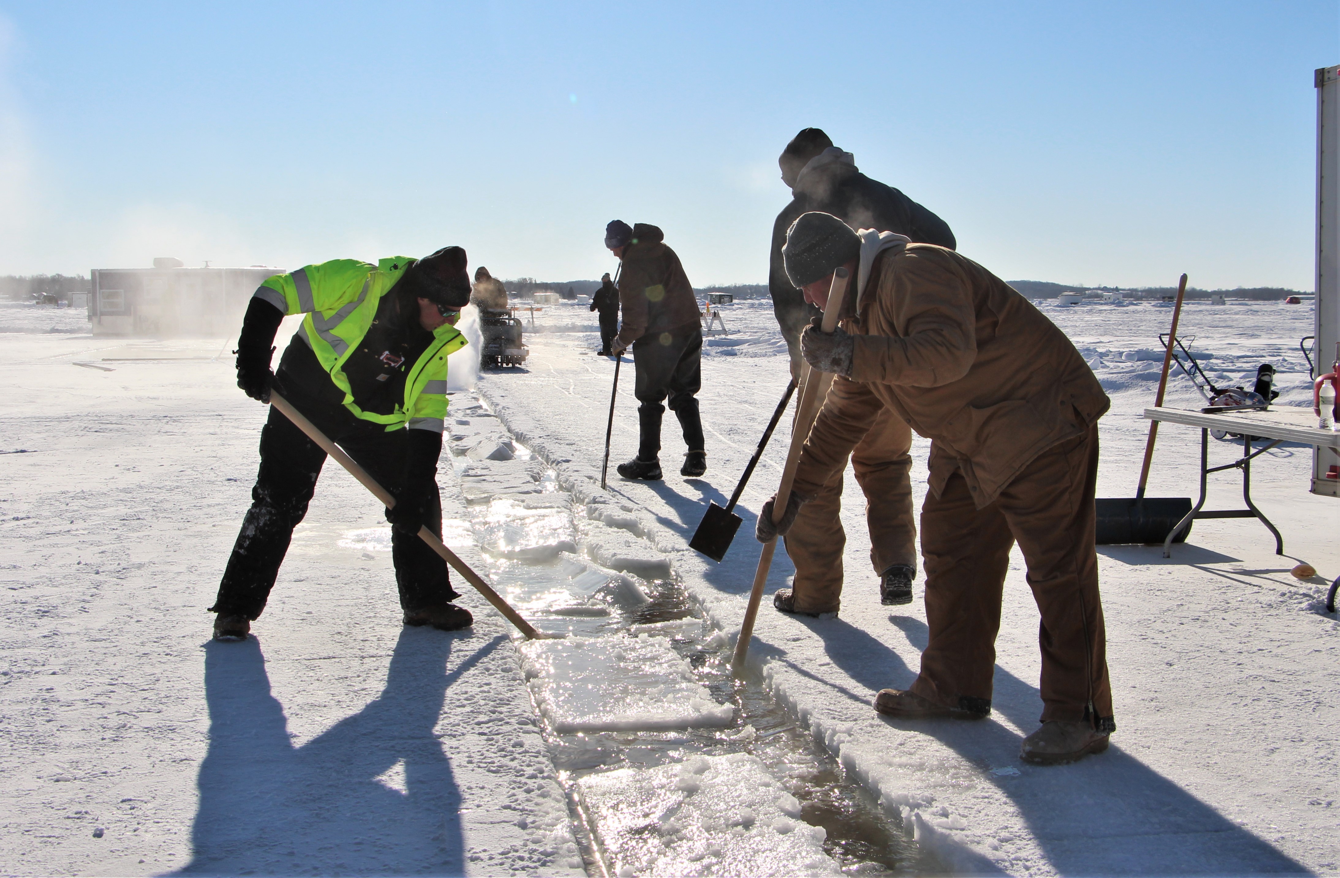 Cold cuts: In 26-below temps, crews are out pulling 600-pound blocks of ice from Detroit Lake - Vimarsana News