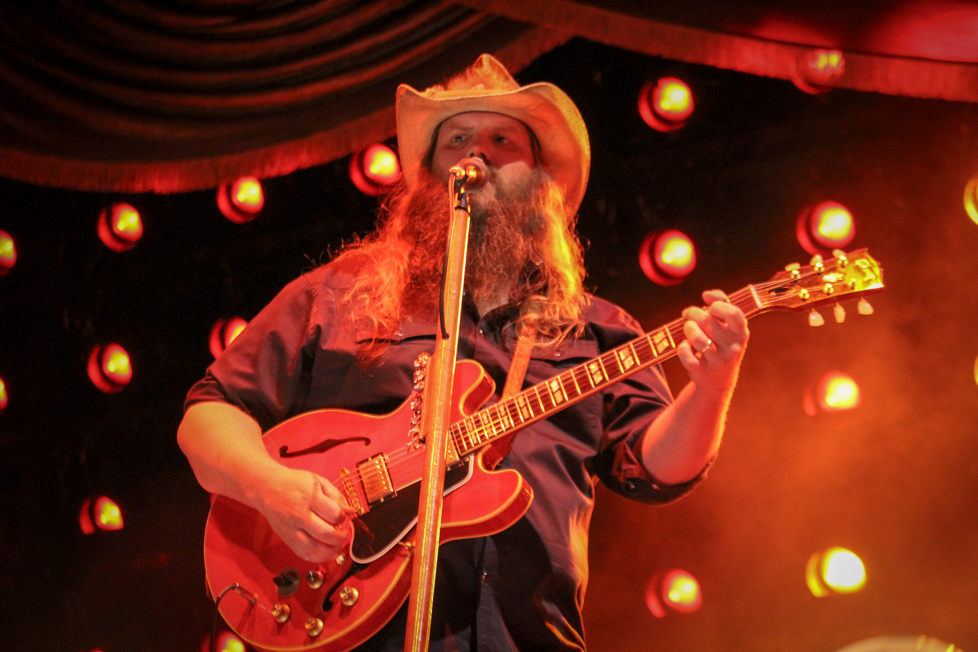 Smooth like the Tennessee whiskey he sings about, Chris Stapleton fires up Alerus Center crowd - Vimarsana News