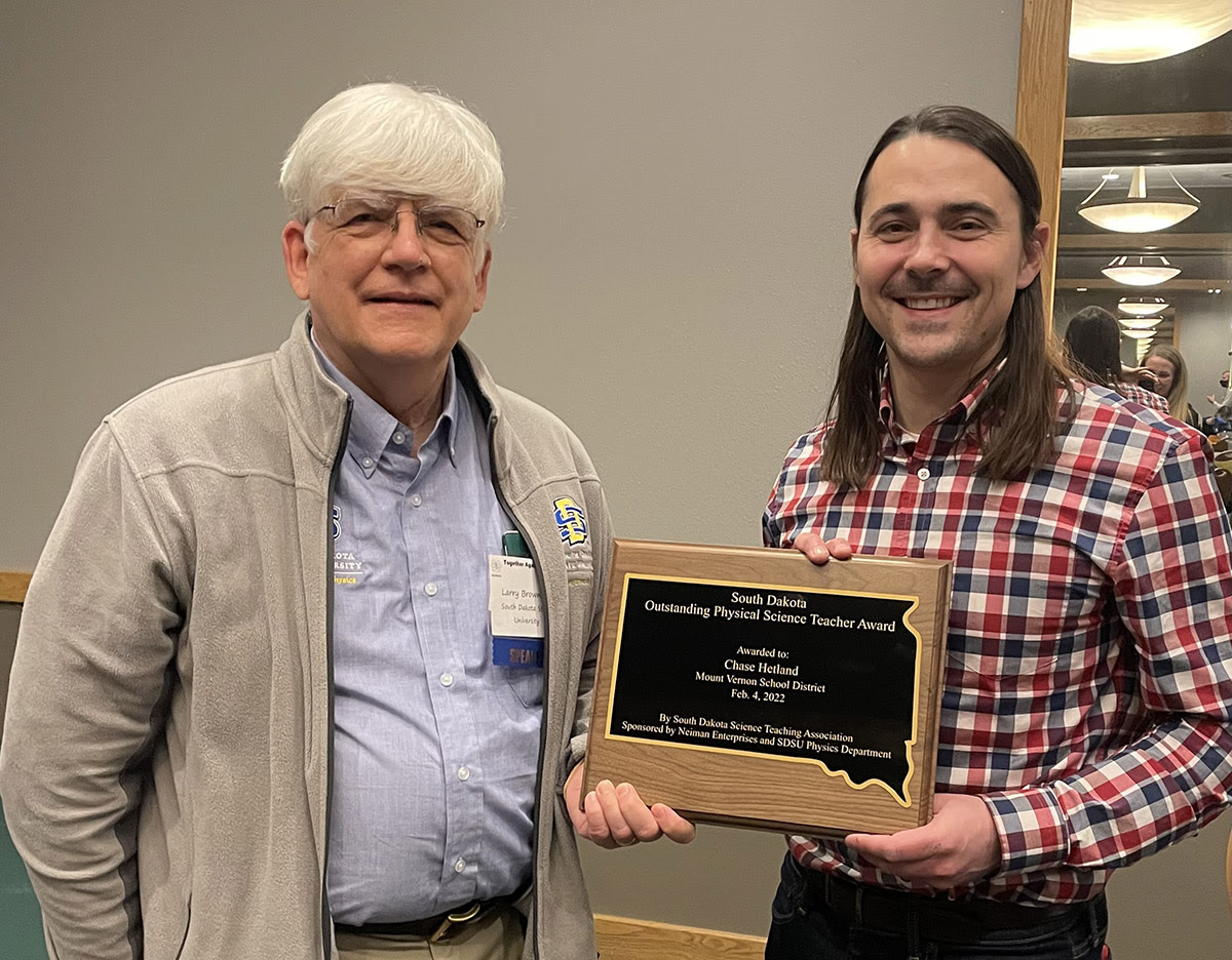 Mount Vernon's Hetland wins Outstanding Physical Science Teacher Award - Mitchell Republic | News, weather, sports from Mitchell South Dakota - Vimarsana News