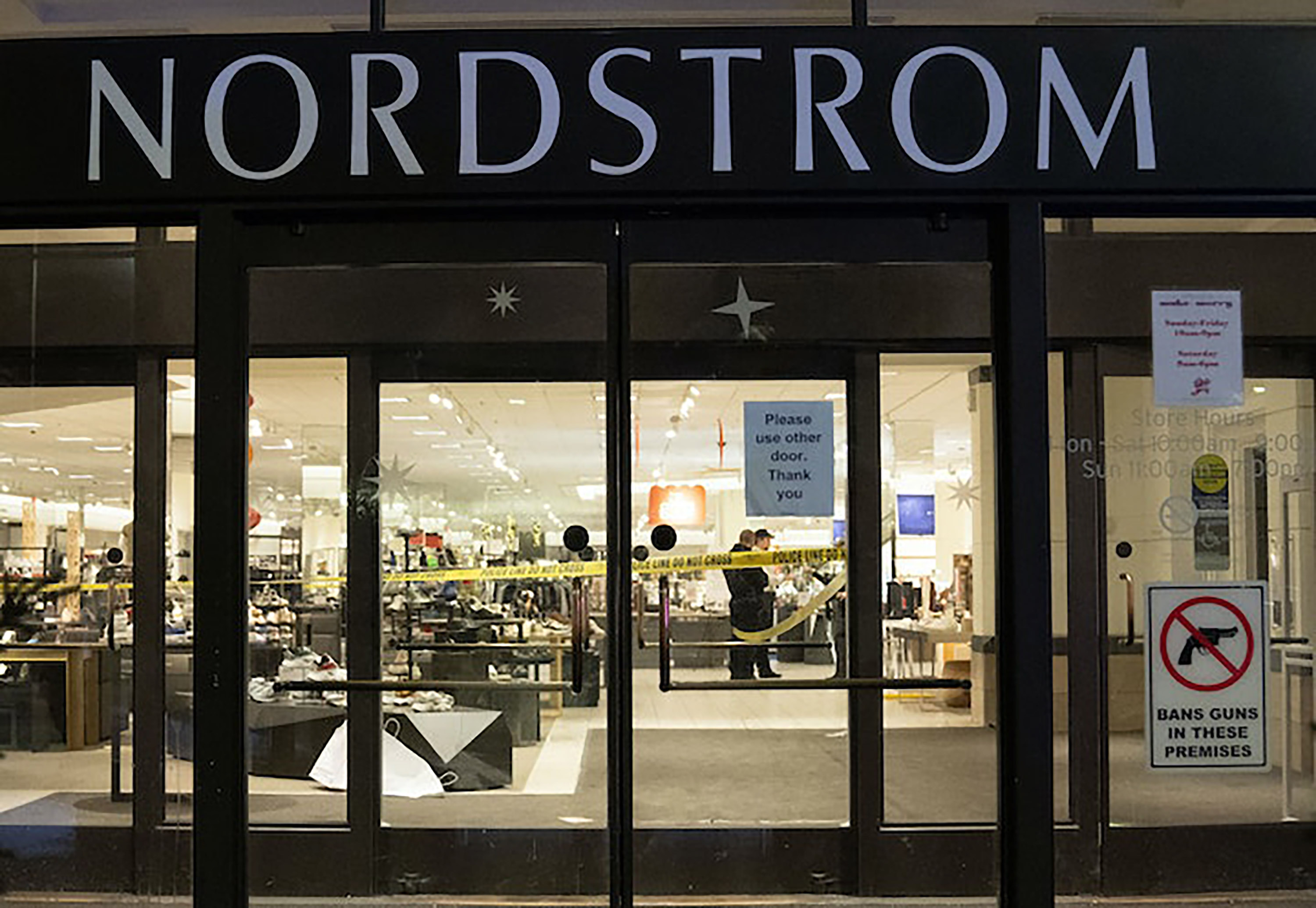After shooting, shoppers mixed over Mall of America bag check policy - Vimarsana News