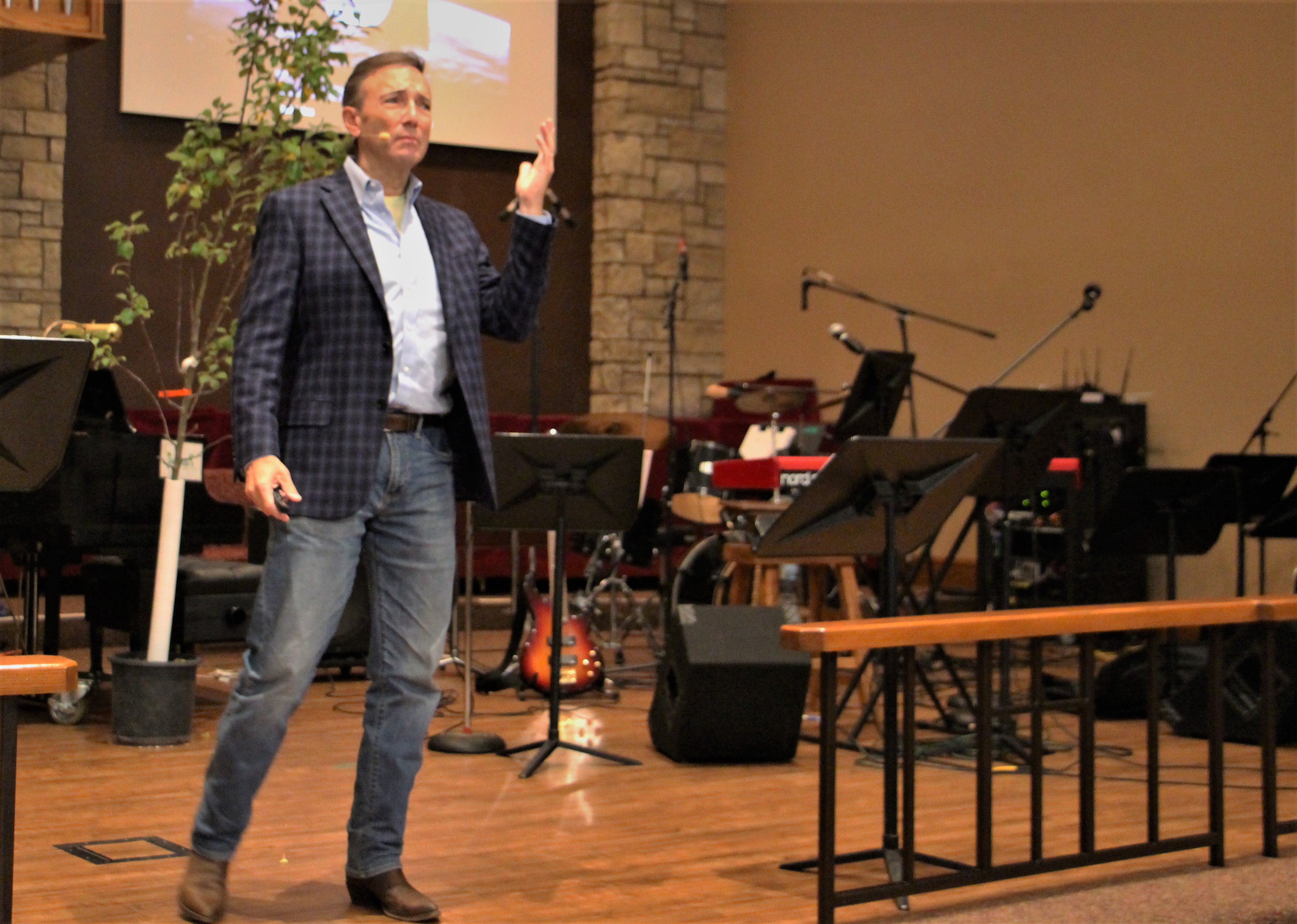 Former TV meteorologist Paul Douglas draws a crowd at Detroit Lakes electric vehicle expo - Vimarsana News