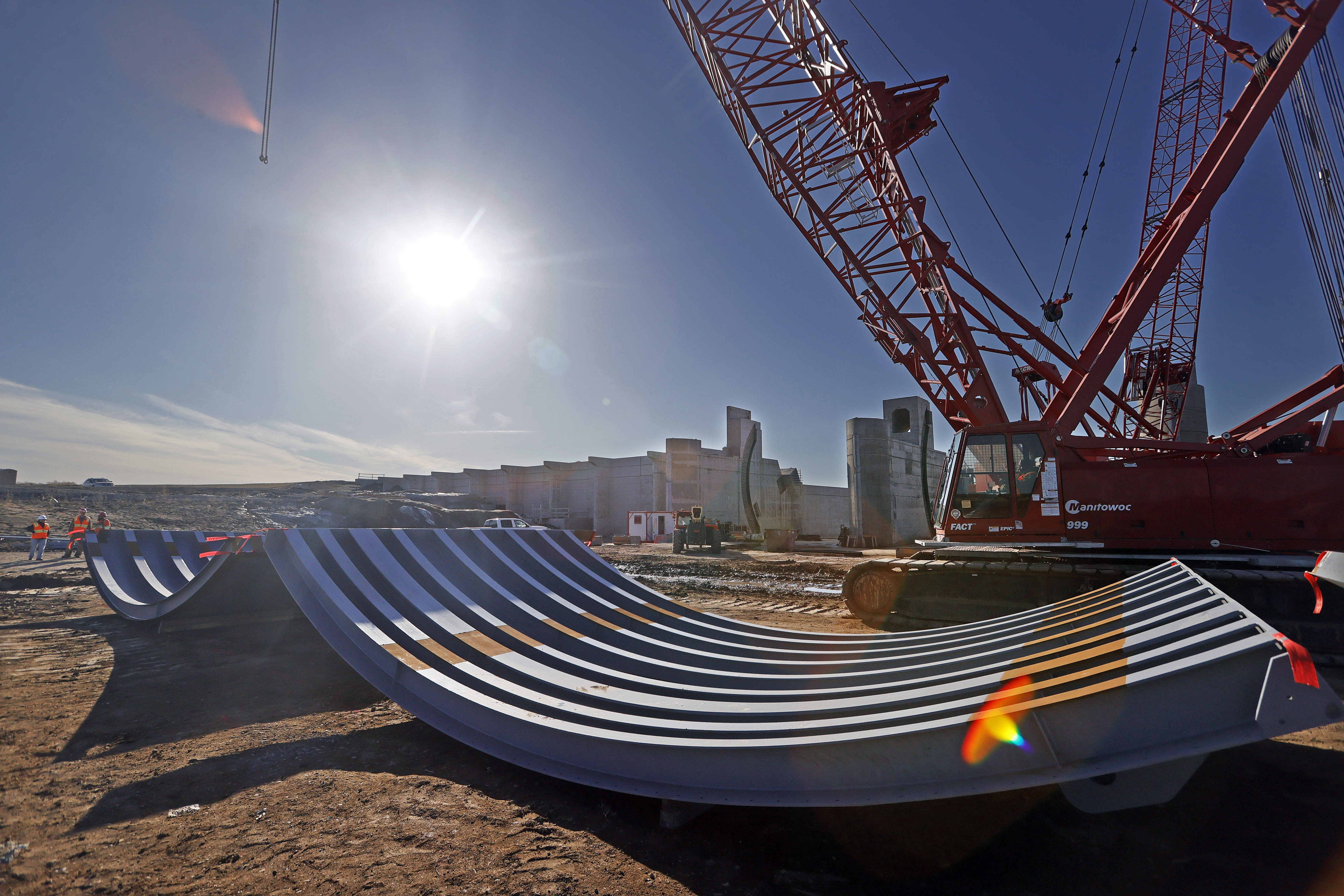 Massive steel gate delivered for Fargo-Moorhead flood diversion project; $115M contract awarded - Vimarsana News